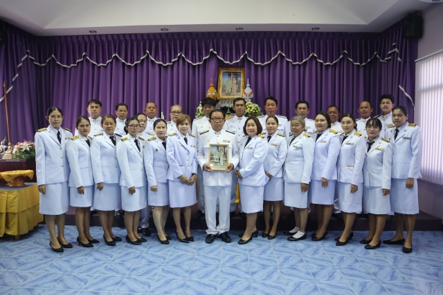 การจัดพิธีรับพระราชทานพระบรมฉายาลักษณ์ พระบาทสมเด็จพระเจ้าอยู่หัวกับสมเด็จพระนางเจ้าฯพระบรมราชินี